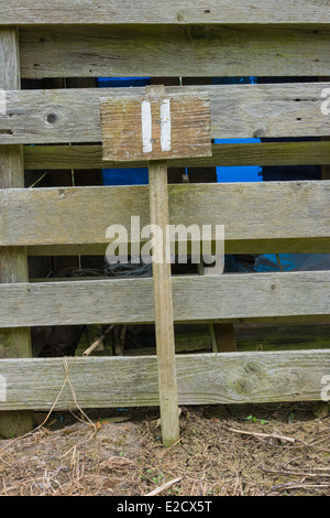 Cartello in legno dando giardino numero del posto di osservazione Foto Stock