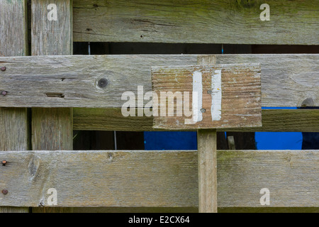 Cartello in legno dando giardino numero del posto di osservazione Foto Stock