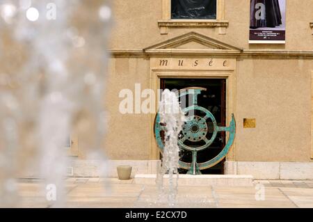 Francia Doubs Pontarlier il museo municipale sul luogo di Arcon getti d'acqua Foto Stock