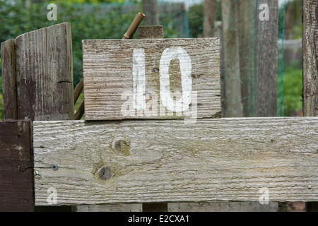 Cartello in legno dando giardino numero del posto di osservazione Foto Stock