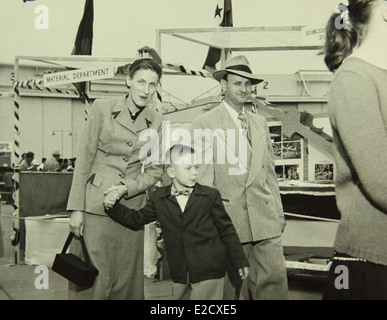 Questa immagine raffigura lo stabilimento Convair/General Dynamics di San Diego, che era un importante hub per la produzione di aeromobili. La struttura produsse una vasta gamma di aerei militari e civili, contribuendo in modo significativo ai progressi aerospaziali nel XX secolo. Foto Stock