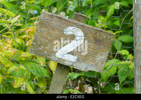Cartello in legno dando giardino numero del posto di osservazione Foto Stock