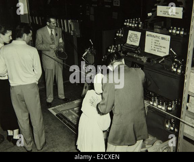 Questa immagine raffigura lo stabilimento e il personale di Convair/General Dynamics, sottolineando il ruolo della società nella produzione aerospaziale, inclusi aerei e sistemi missilistici. Ha svolto un ruolo significativo nell'aviazione militare e civile degli Stati Uniti durante la guerra fredda. Foto Stock