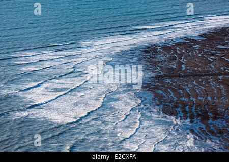 Francia Vendee Jard sur Mer di onde che si infrangono sulla roccia (vista aerea) Foto Stock