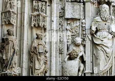 Francia Somme Abbeville il San Vulfran chiesa collegiale del XV secolo in stile gotico portale centrale le statue di San Firmin San Foto Stock