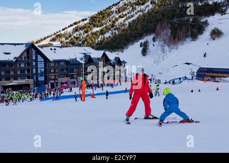 Francia Hautes Pirenei ski resort di Peyragudes Peyresourde piste di lezioni di sci con un istruttore del FSE Foto Stock