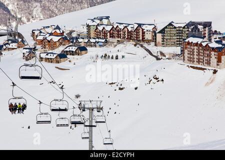 Francia Hautes Pirenei ski resort di Peyragudes Peyresourde piste vista sul Peyresourde Balestas Foto Stock