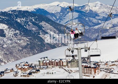 Francia Hautes Pirenei ski resort di Peyragudes Peyresourde piste vista sul Peyresourde Balestas Foto Stock