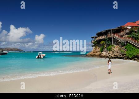 Francia Guadalupa (Indie occidentali francesi) Saint Barthelemy Saint Jean sdraio sulla spiaggia di Anse di Saint Jean e l'hotel di lusso Foto Stock