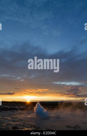 Islanda Vesturland regione Valle di Haukadalur Geysir Eruzione del geyser Strokkur Foto Stock