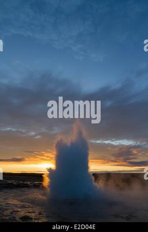Islanda Vesturland regione Valle di Haukadalur Geysir Eruzione del geyser Strokkur Foto Stock