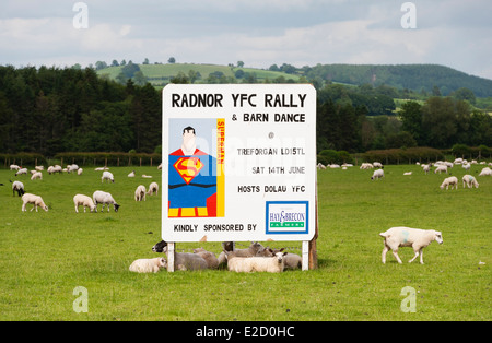 Segno pubblicità a giovani agricoltori' Club barn dance e rally, Radnorshire, Wales, Regno Unito Foto Stock