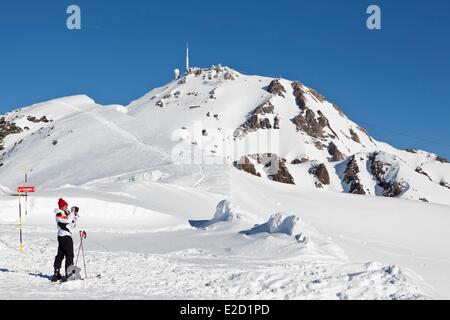 Francia Hautes Pirenei Le Grand Tourmalet la stazione sciistica di Bareges La Mongie La Mongie in background il Pic du Midi de Foto Stock