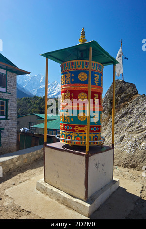 La preghiera buddista ruota sopra Namche Bazaar, Nepal, Asia Foto Stock