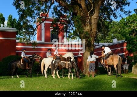 Argentina Buenos Aires Provincia San Antonio de Areco gruppo di gauchos a cavallo di fronte la estancia La Bamba de Areco Foto Stock