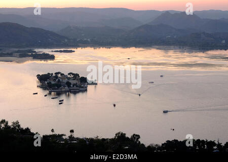 India Rajasthan Udaipur sulle rive del Lago Pichola il Jag Mandir Palace costruito su un'isola n del XVII secolo Foto Stock