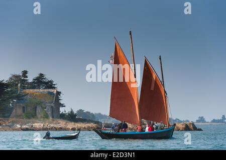 Francia Morbihan Arradon Golfo di Morbihan vecchio rig sinagot tre fratelli passando davanti alla cappella dell'isola Boedic Foto Stock