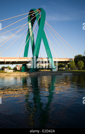 La nuova costruzione Università ponte che attraversa il fiume Brda è visto a Bydgoszcz (Polonia) Foto Stock