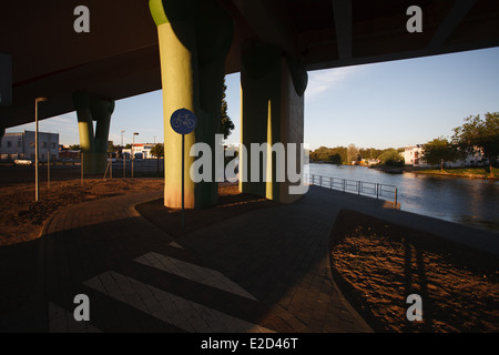 Il percorso in bicicletta sotto il recentemente costruito Università ponte lungo il fiume Brda è visto. Foto Stock