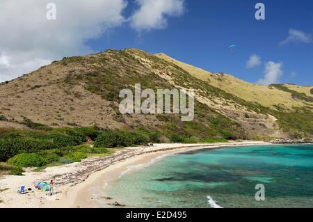 Francia Guadalupa Saint Martin Cul de Sac Bay Grandes Cayes uomo parapendio volando sopra la baia Foto Stock