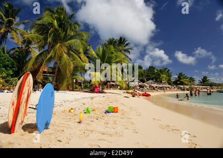 Francia Guadalupa Saint Martin Cul de Sac Pinel Island due tavole da surf piantati nella sabbia accanto a giocattoli per bambini Foto Stock