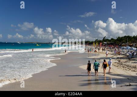 Francia Guadalupa Saint Martin Orient Bay turisti camminare sulla sabbia a bordo dell'acqua Foto Stock