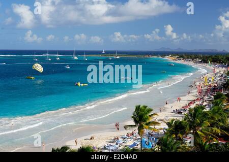 Francia Guadalupa Saint Martin Orient Bay Beach con le acque turchesi di Saint Barthelemy all'orizzonte Foto Stock