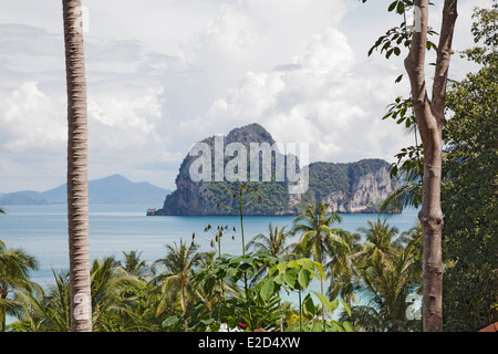 Fantastica vista sul mare e roccia da Ko Ngai, un'isola tropicale nel mar delle Andamane intorno della Thailandia. Foto V.D. Foto Stock