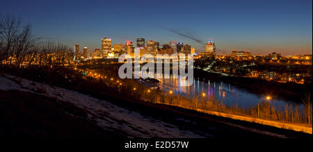 Canada Alberta Edmonton downtown e a nord del Fiume Saskatchewan vista notturna Foto Stock