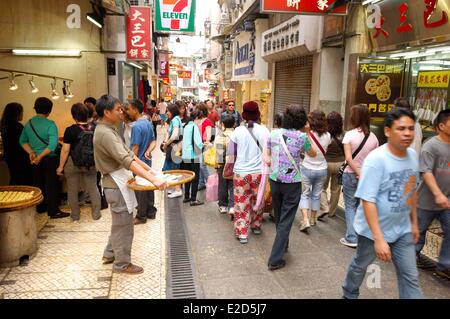 Cina Macao walkers nelle strade pedonali della città vecchia Foto Stock