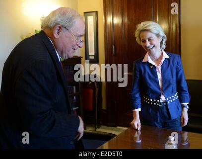 Washington, DC, Stati Uniti d'America. Il 18 giugno, 2014. Il Ministro della Difesa tedesco, Ursula von der Leyen (CDU) soddisfi noi politico Carlo Levi presso il Senato Edificio per uffici a Washington DC, Stati Uniti d'America, 18 giugno 2014. Foto: Britta Pedersen/dpa/Alamy Live News Foto Stock