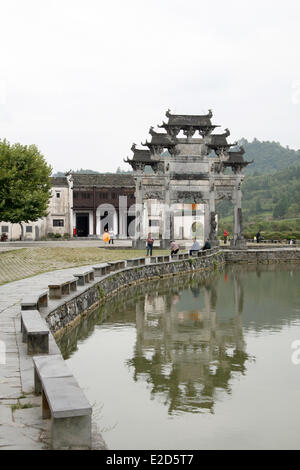 (FILE) - Un archivio foto, datata 23 settembre 2009, mostra una vista del 10 metro di altezza Hu-Wenguang Gate, costruito nel 1578 nel villaggio di Xidi, provincia di Anhui, Cina. Il villaggio di Xidi è noto per la sua tradizionale scultura in legno e pietra il taglio di arti e mestieri e è un nella lista UNESCO World Heritage. Foto: Alexandra Schuler/dpa Foto Stock