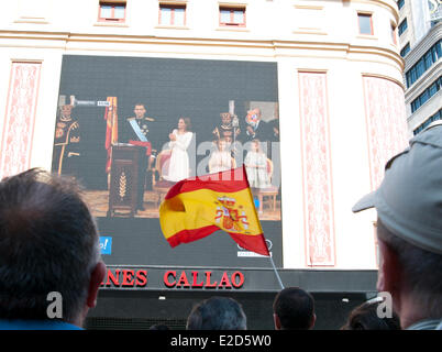 Madrid, Spagna. 19 giugno 2014. La folla guarda il giuramento in cerimonie di Spagna il re Felipe VI nel centro di Madrid. Credito: Angela Bonilla/Alamy Live News Foto Stock