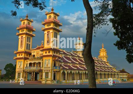 Il Vietnam Tay Ninh porvince la città di Tay Ninh Cao Dai Thanh che Tempio Cao Dai Santa Sede Foto Stock