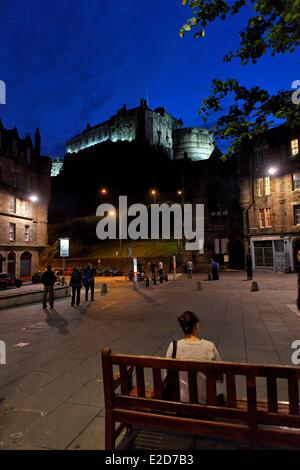 Il Regno Unito Scozia Edimburgo elencati come patrimonio mondiale dall' UNESCO Castello di Edimburgo si vede dal Grassmarket Square Foto Stock