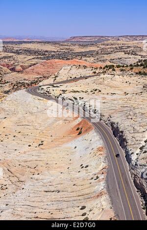 Stati Uniti Utah Colorado Plateau Utah State Route 12 (Scenic Byway 12) indicato una strada All-American dalla testa del Foto Stock
