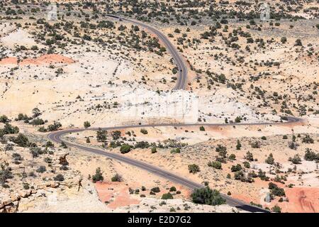 Stati Uniti Utah Colorado Plateau Utah State Route 12 (Scenic Byway 12) indicato una strada All-American dalla testa del Foto Stock
