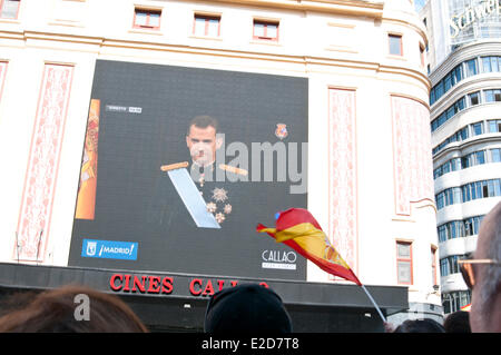 Madrid, Spagna. 19 giugno 2014. La folla guarda il giuramento in cerimonie di Spagna il re Felipe VI nel centro di Madrid. Credito: Angela Bonilla/Alamy Live News Foto Stock