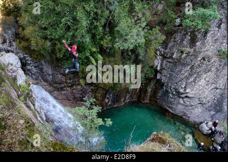 La Francia Corse du Sud Alta Rocca Bavella canyoning nel flusso di Polischellu Foto Stock