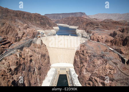 Hoover Dam Situato nel Black Canyon del Fiume Colorado tra Arizona e Nevada linea di confine STATI UNITI D'AMERICA. Foto Stock