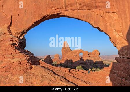 Stati Uniti Utah Colorado Plateau Parco Nazionale Arches Torretta Arch attraverso la finestra del Nord Arch a sunrise Foto Stock