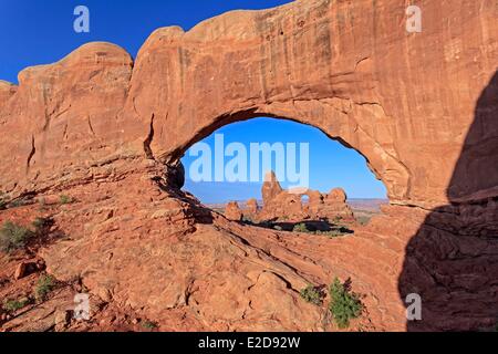 Stati Uniti Utah Colorado Plateau Parco Nazionale Arches Torretta Arch attraverso la finestra del Nord Arch a sunrise Foto Stock