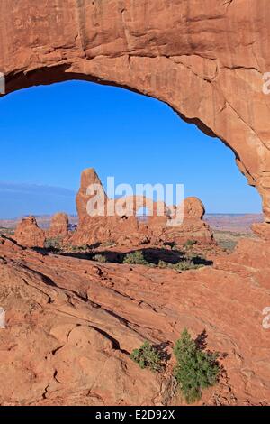 Stati Uniti Utah Colorado Plateau Parco Nazionale Arches Torretta Arch attraverso la finestra del Nord Arch a sunrise Foto Stock