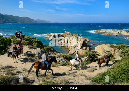 Francia, Haute Corse, Il Nebbio, Deserto degli Agriates, Peraiola Cove, cavalieri a est di Ostriconi beach Foto Stock