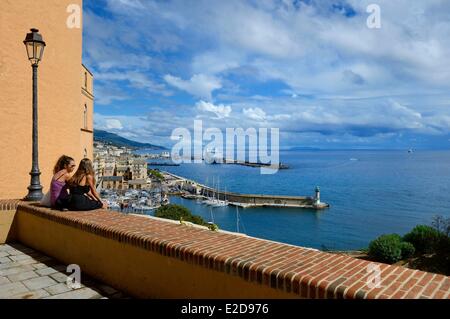 Francia, Haute Corse, Bastia, la cittadella quartiere di Terra Nova, la vista del porto dalla place du Donjon e Isola di Capraia dell arcipelago toscano in background Foto Stock