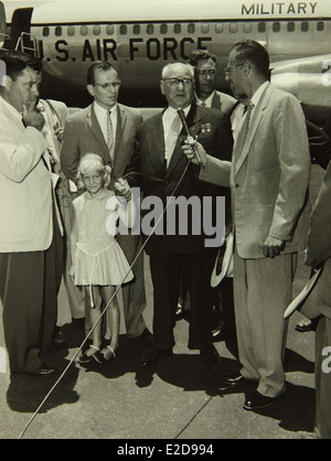 Questa fotografia mostra i processi di progettazione e assemblaggio presso lo stabilimento Convair/General Dynamics di San Diego, un importante sito per la produzione di aeromobili e aerospaziali durante la metà del XX secolo. Mette in evidenza il personale e i macchinari coinvolti nella produzione. Foto Stock