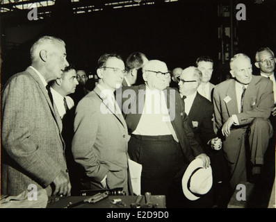 Questa immagine raffigura lo stabilimento Convair/General Dynamics e la sua forza lavoro, evidenziando l'importanza dell'industria aerospaziale nello sviluppo di aeromobili militari e civili a San Diego. Foto Stock