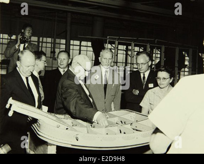 Questa foto mostra lo stabilimento Convair/General Dynamics di San Diego, dove sono stati fatti importanti progressi aerospaziali a metà del XX secolo. Lo stabilimento era un sito importante per la produzione e lo sviluppo di aeromobili. Foto Stock