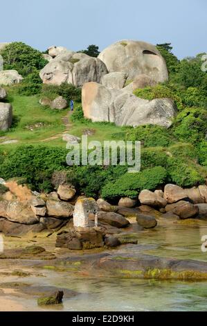 Francia Cotes d'Armor Côte de Granit Rose (la costa di Granito Rosa) Ploumanach oratorio di San Guirec sulla spiaggia St Guirec in basso Foto Stock