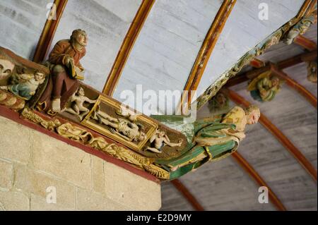 Francia Finisterre Pleyben chiesa in legno sculture dipinte su stringer decorano la volta Foto Stock